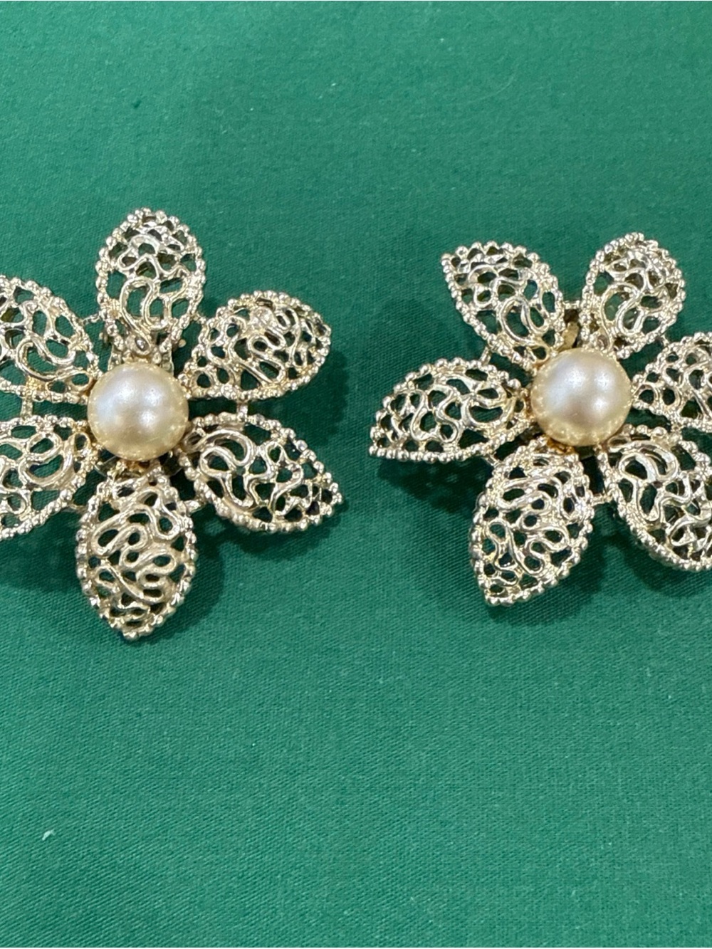 VTG Gold Tone Filigree Flower Clip On Earrings W/Center Faux Pearl 96B